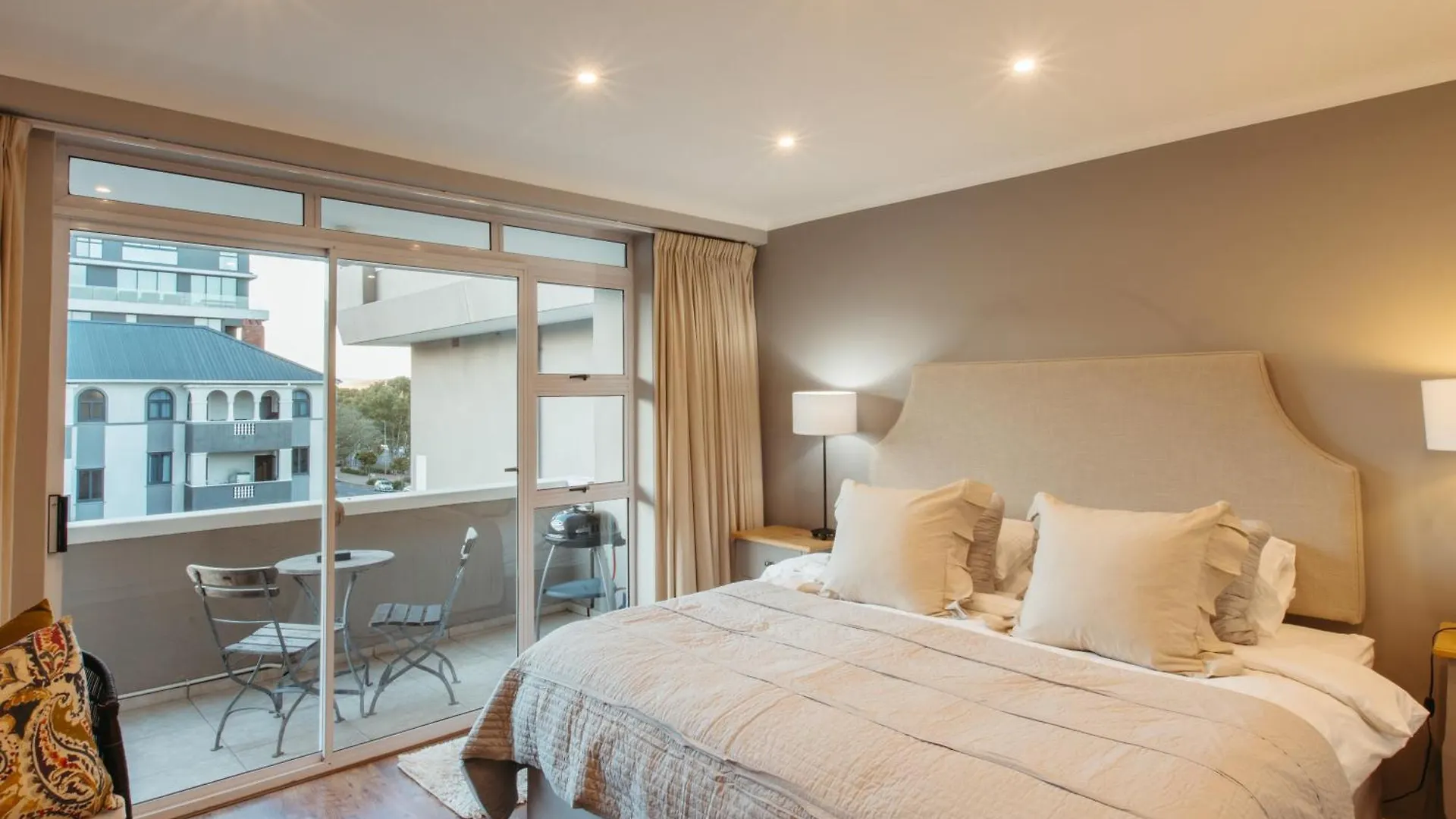 Επικοινωνία με το Elegant Apartment With Parking